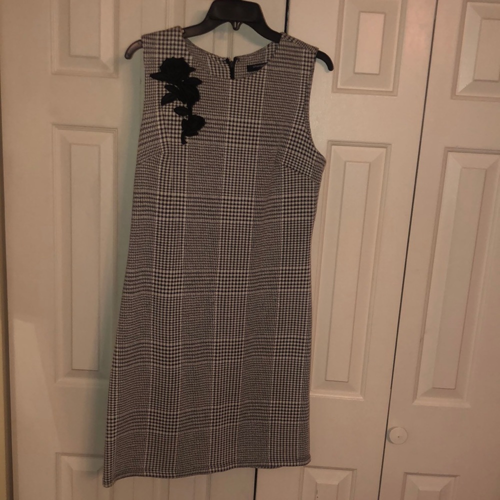 Sharagano dress - size 10 - black/white - black rosé appliqué